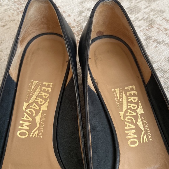 Ferragamo Vara Bow Pump - Picture 9 of 10